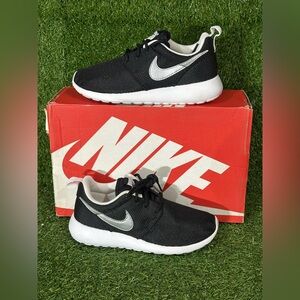 NIKE ROSHERUN , SIZE 1Y KIDS , COLOR BLACK/METALLIC SILVER/ WHITE, BRAND NEW
